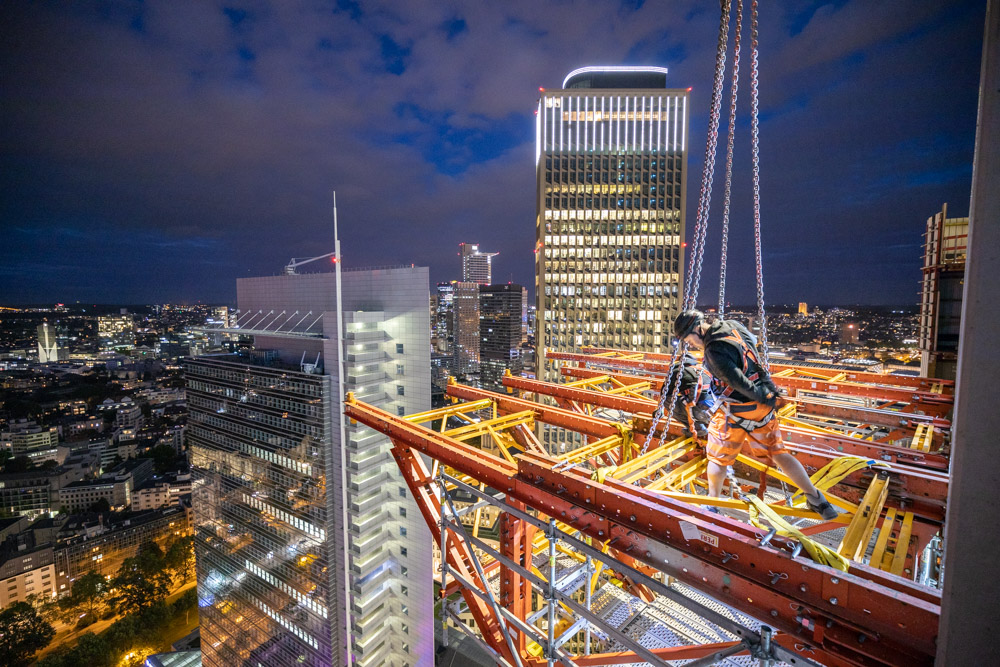 Spectacular highlight of the structural shell: Apparently free-floating cantilever at a height of 130 metres